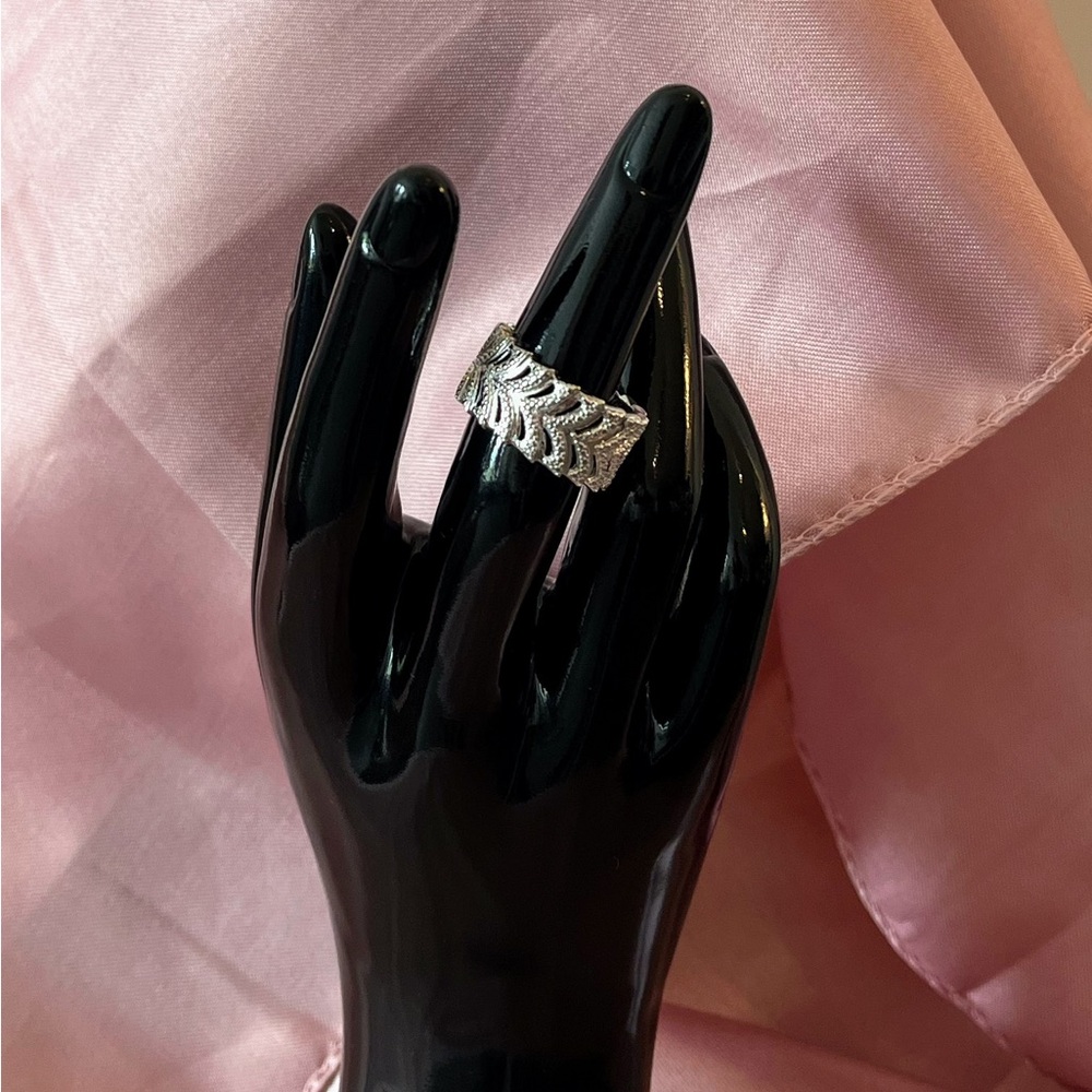 Elegant Silver Leaf Pattern Ring